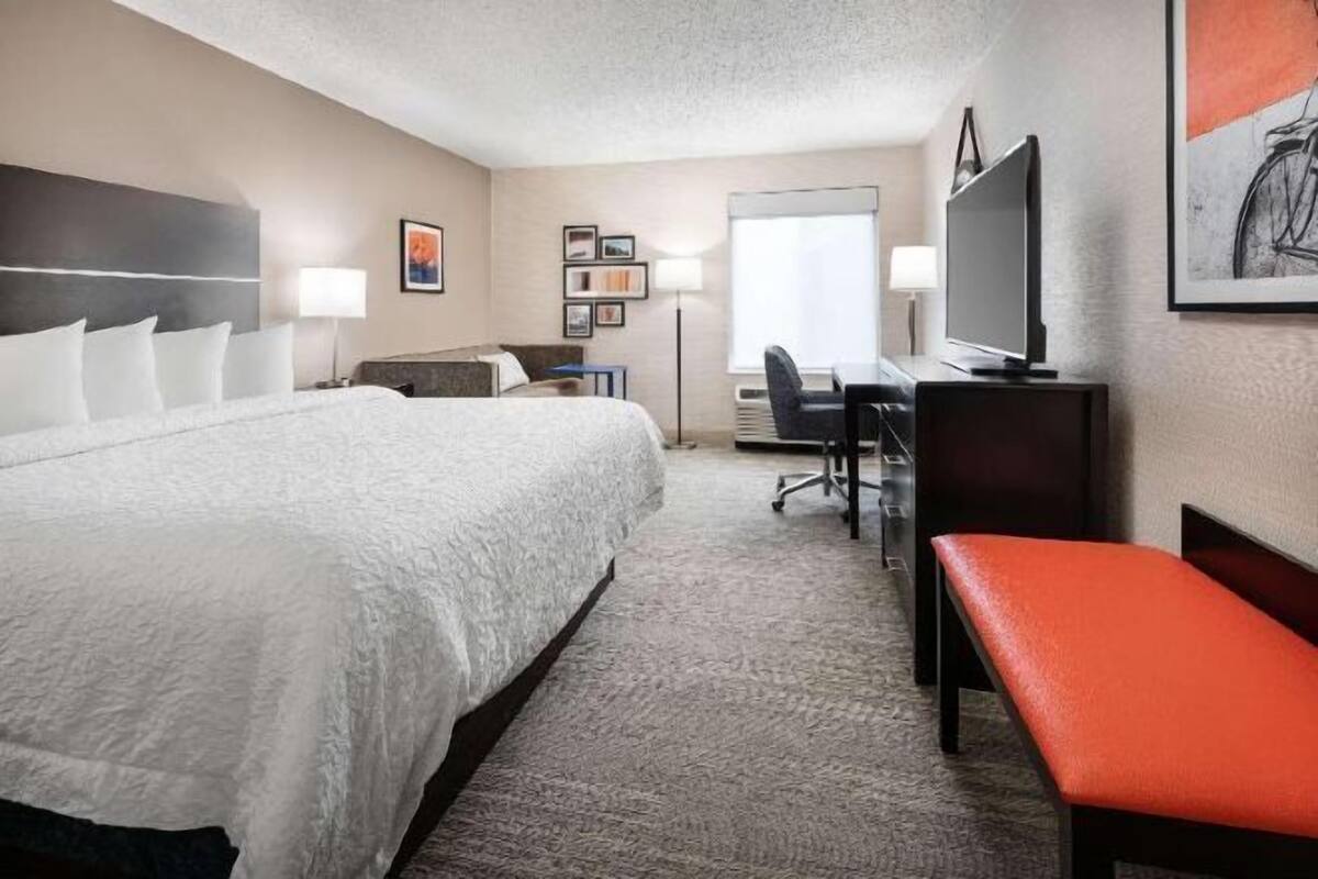 Premium bedding, in-room safe, desk, iron/ironing board