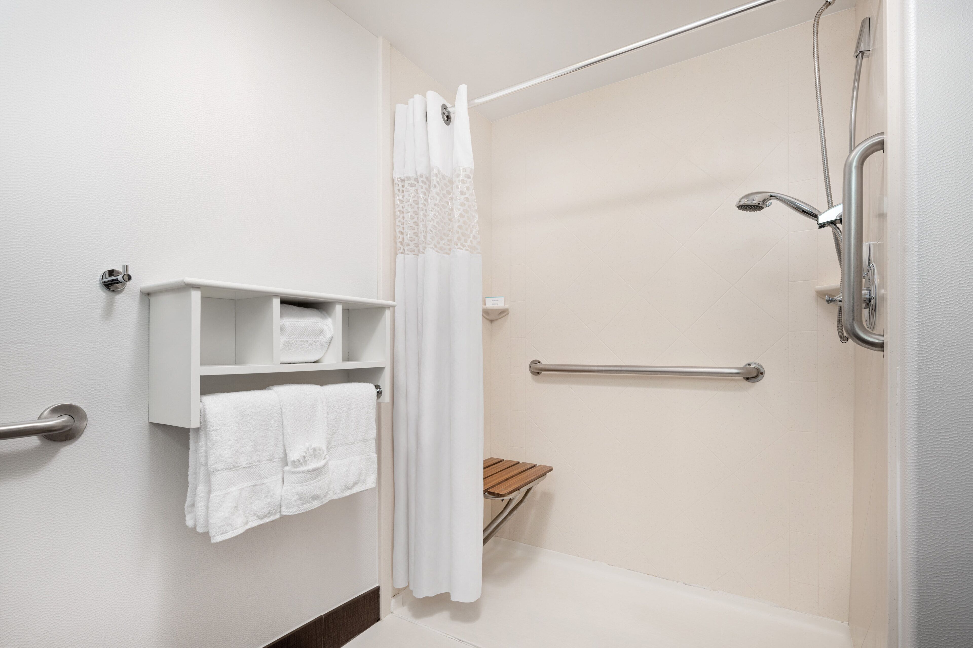room, accessible, non smoking (roll-in shower) | bathroom | shower, free toiletries, hair dryer, towels
