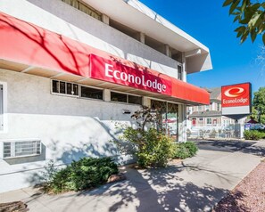 A building with a red awning labeled "EconoLodge." - Econo Lodge Colorado Springs Downtown (Colorado Springs)