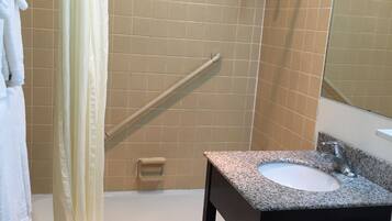 Ensemble baignoire-douche, articles de toilette (gratuits)