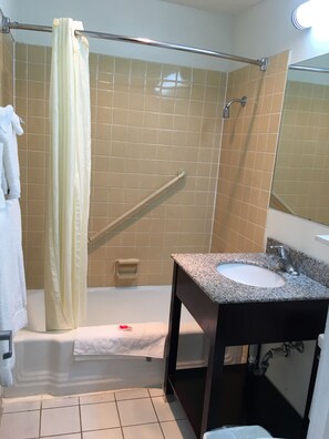 Combined shower/tub, free toiletries, hair dryer, towels