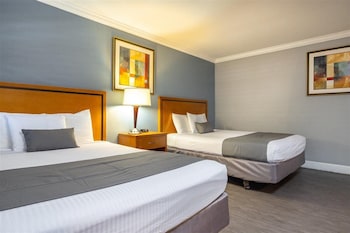 Desk, iron/ironing board, free WiFi at SOMA Park Inn – Civic Center
