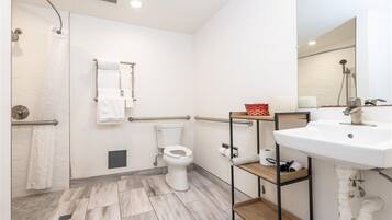 Dubbelrum - 2 queensize-sängar | Badrum | Gratis toalettartiklar, hårtork, handdukar och tvål