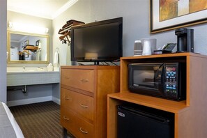 Standard Room, 1 Queen Bed, Non Smoking | 1 bedroom, desk, iron/ironing board, free WiFi