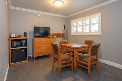 Double Room, 2 Queen Beds | In-room dining