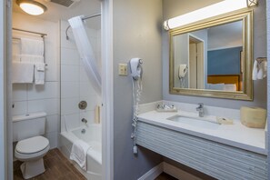 Quarto standard, 2 camas Queen, para não fumantes | Escrivaninha, espaço de trabalho para notebook