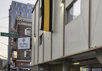 Hotel exterior and entrance at SOMA Park Inn – Civic Center