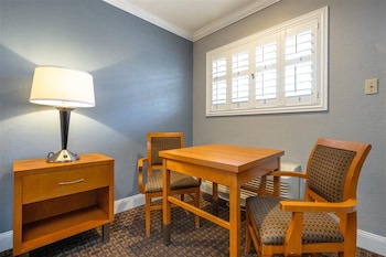 Standard Room, 1 Queen Bed, Non Smoking | Living area | 32-inch flat-screen TV with satellite channels, TV at SOMA Park Inn – Civic Center