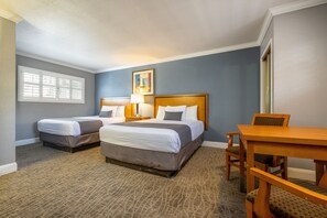 Escritorio, tabla de planchar con plancha y wifi gratis 