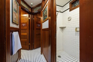 Shared bathroom - San Remo Hotel (San Francisco)