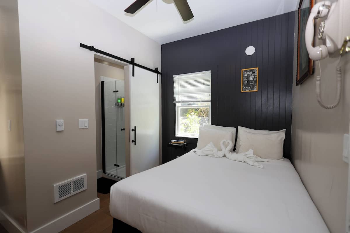 Rom – standard, 1 queensize-seng, privat bad | Individuelt dekorert, individuelt innredet og blendingsgardiner