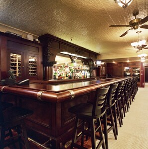 Ofereix taules a l'aire lliure i s'hi serveixen dinars i sopars