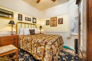 Standard Room, 1 Double Bed, Shared Bathroom | Individually decorated, individually furnished, blackout drapes