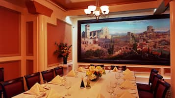 Lunch, dinner, brunch served; Italian cuisine, al fresco dining