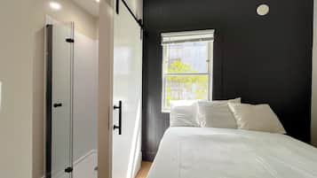 Habitación estándar, 1 cama matrimonial, baño privado | Decoración personalizada, muebles diferentes y cortinas blackout
