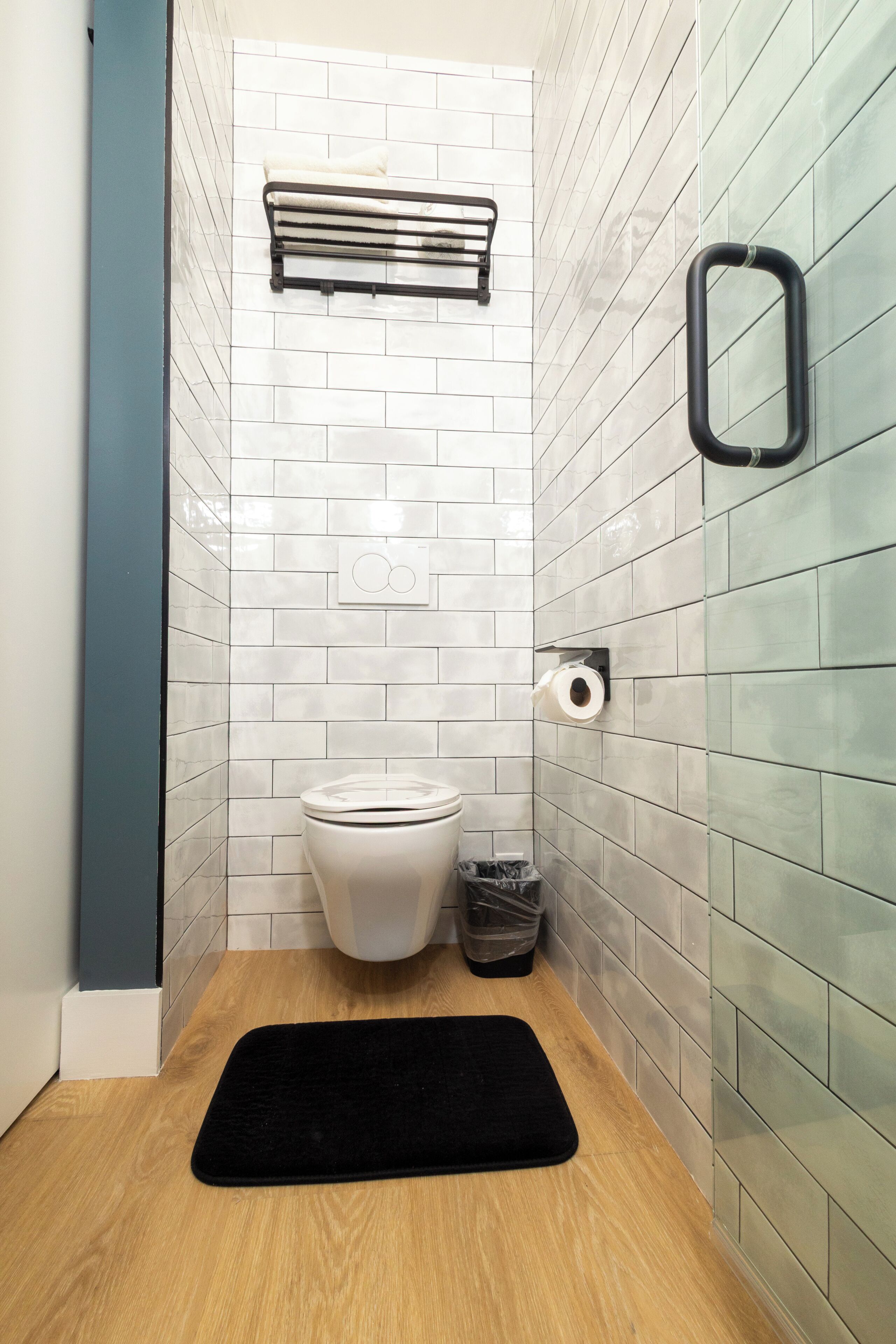 Standard Room, 1 Queen Bed, Private Bathroom | Bathroom | Separate tub and shower, hair dryer, towels