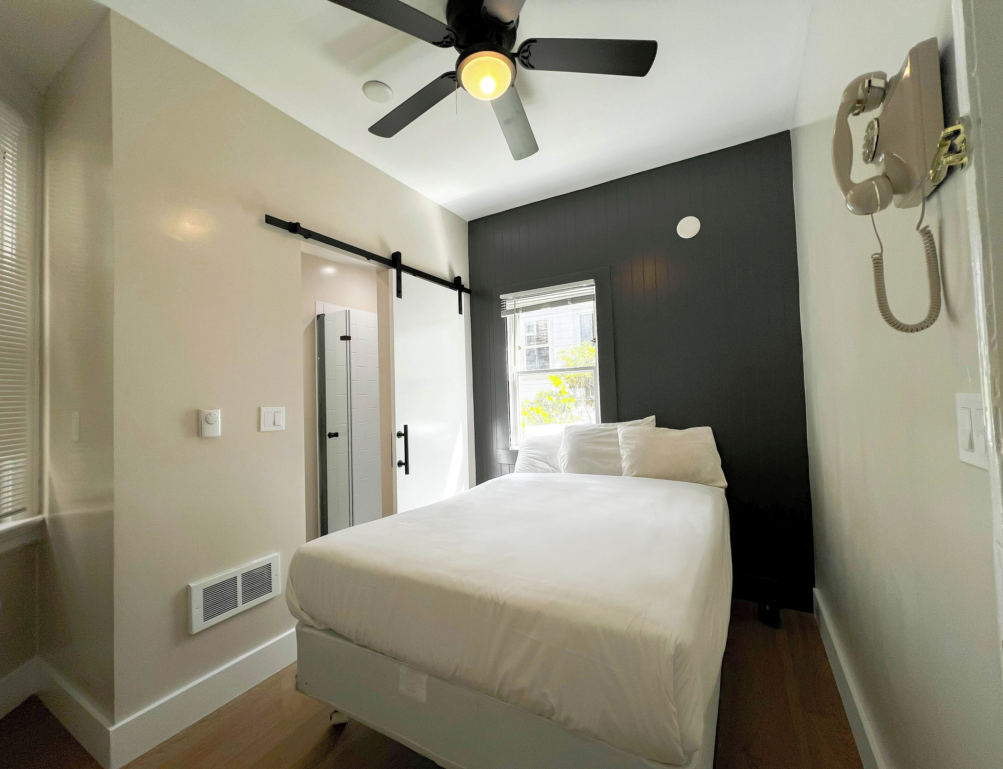 standard room, 1 double bed, private bathroom | individually decorated, individually furnished, blackout curtains