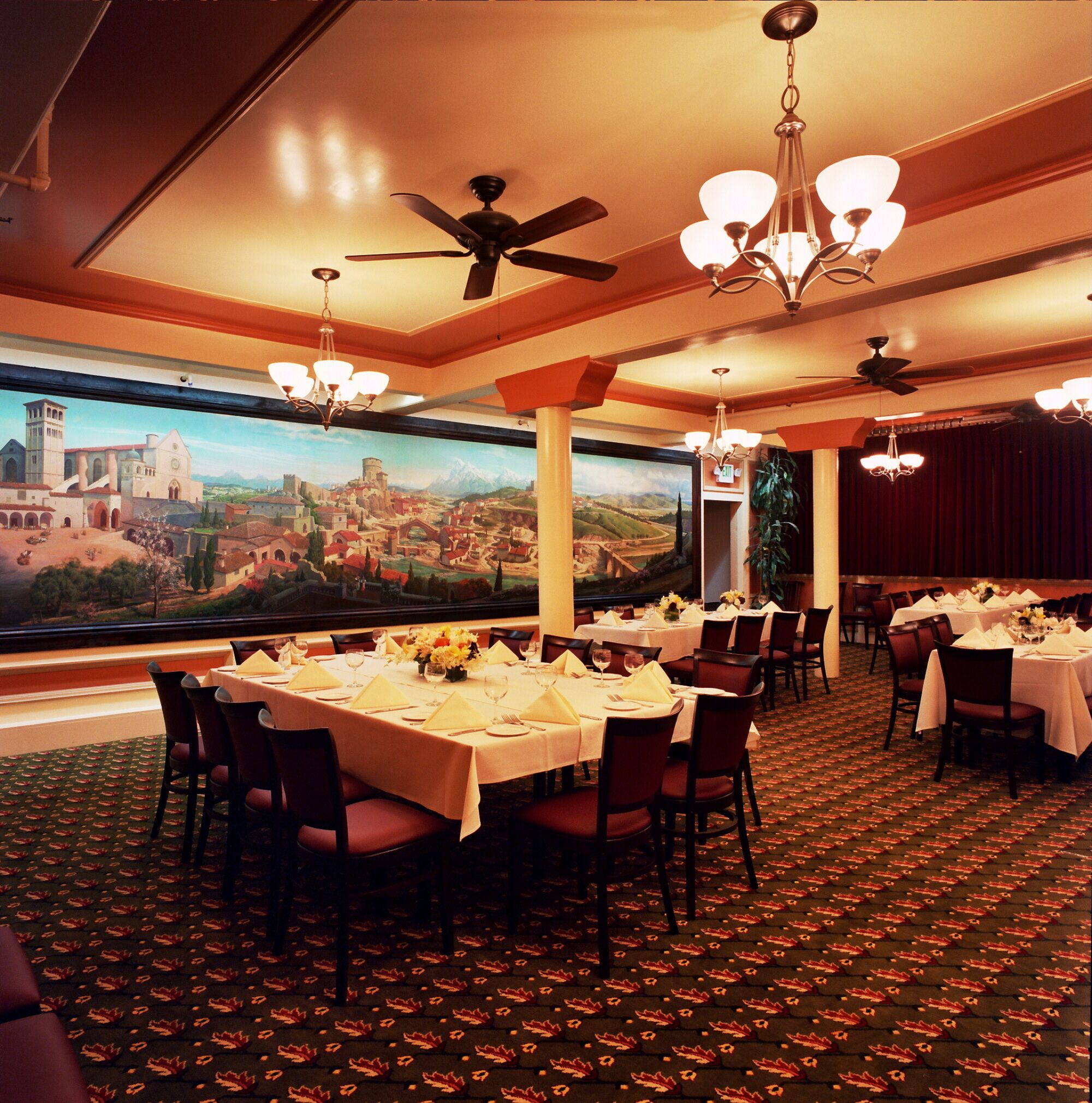 Se sirven comidas, cenas y cocina italiana con mesas al aire libre