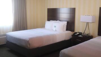 Habitación estándar, 2 camas Queen size, para no fumadores | Ropa de cama de alta calidad y escritorio