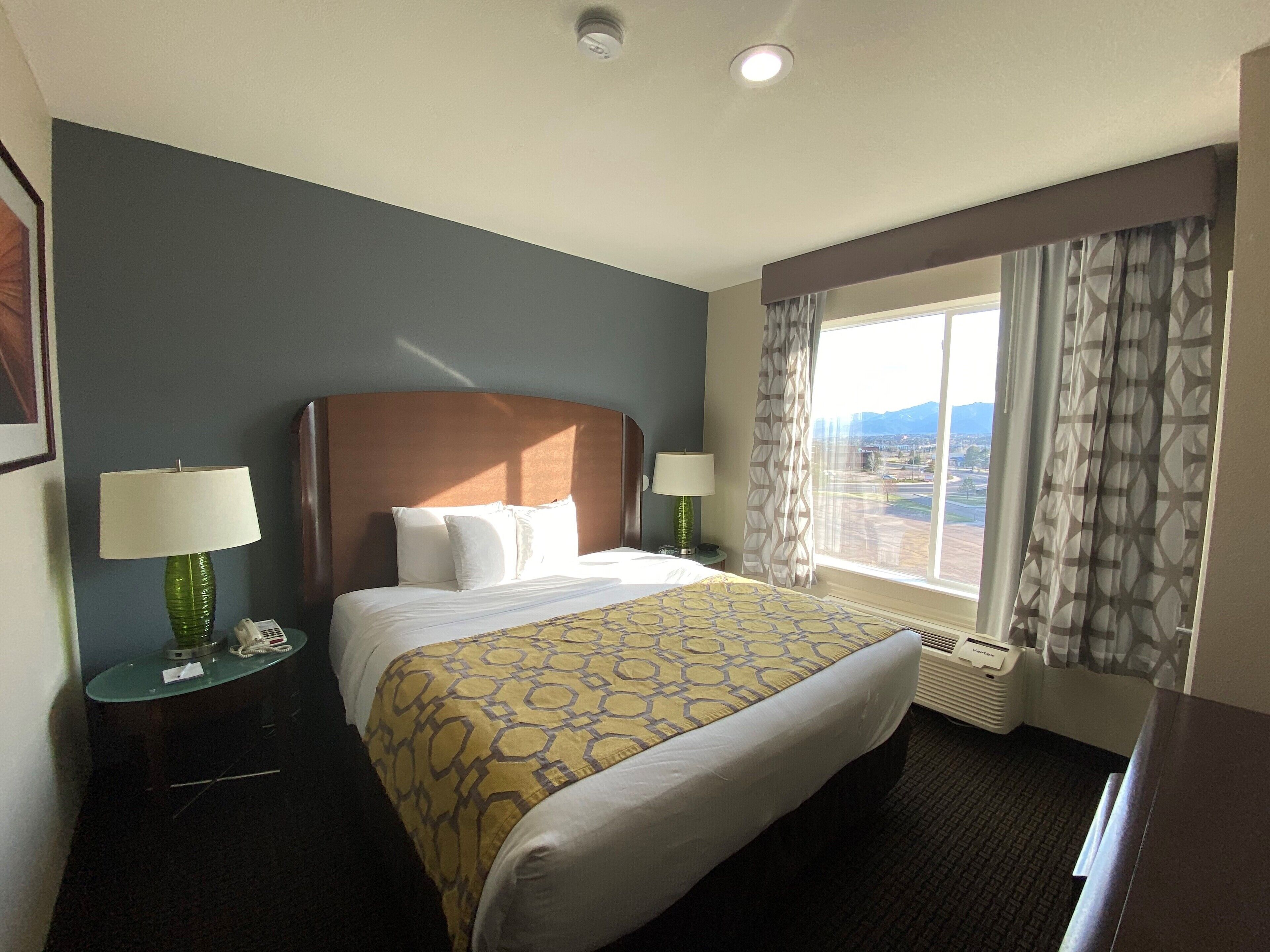 Camas com colchões pillow-top, cofres nos quartos, escrivaninha