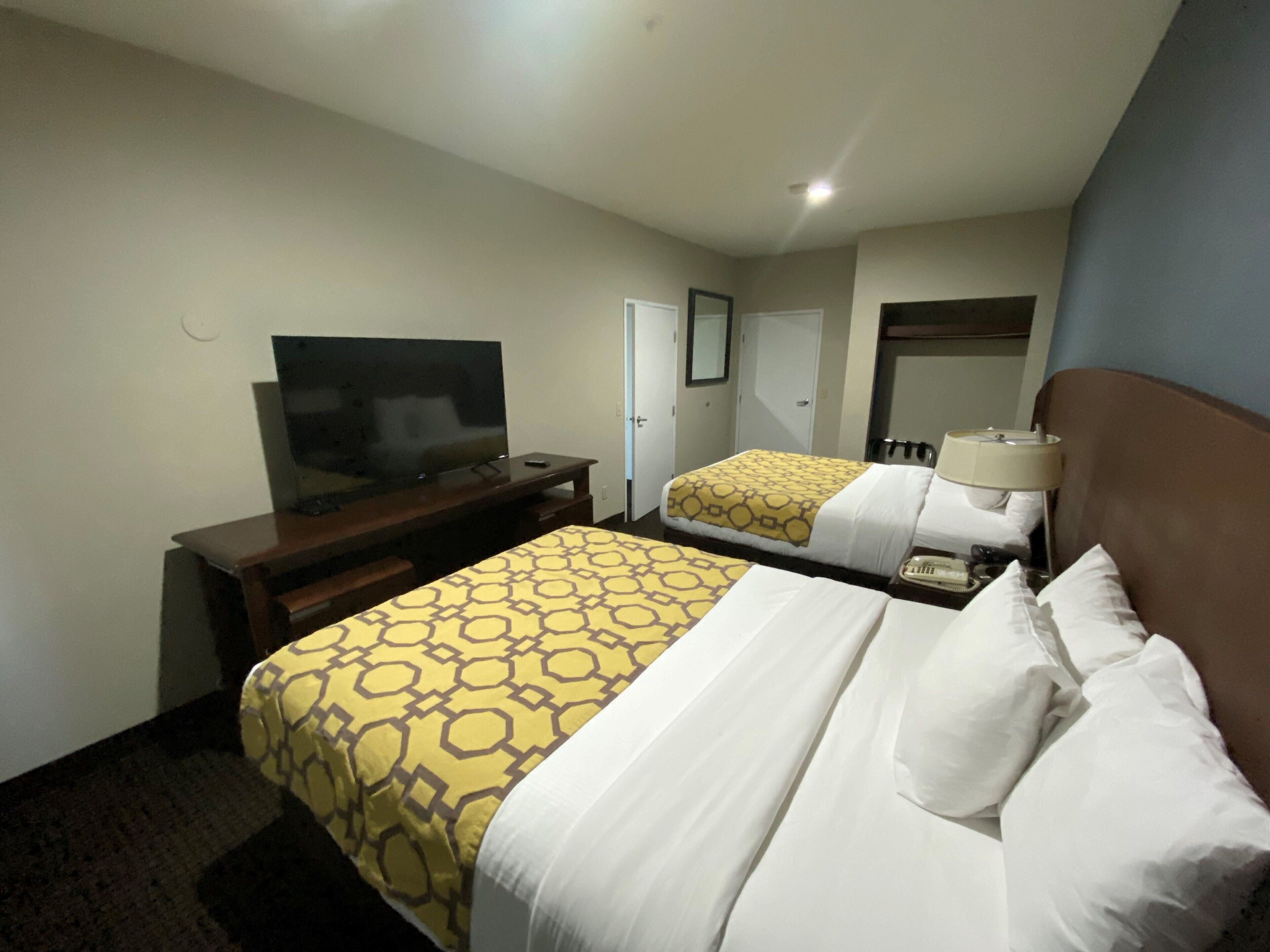 Camas com colchões pillow-top, cofres nos quartos, escrivaninha