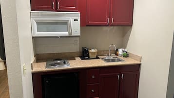 Refrigerador, microondas, cafetera/tetera