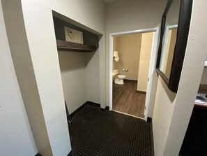 Combined shower/bathtub, free toiletries, hair dryer, towels