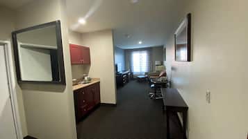 Deluxe Suite, 1 Bedroom, Non Smoking | Pillowtop beds, in-room safe, desk, blackout drapes