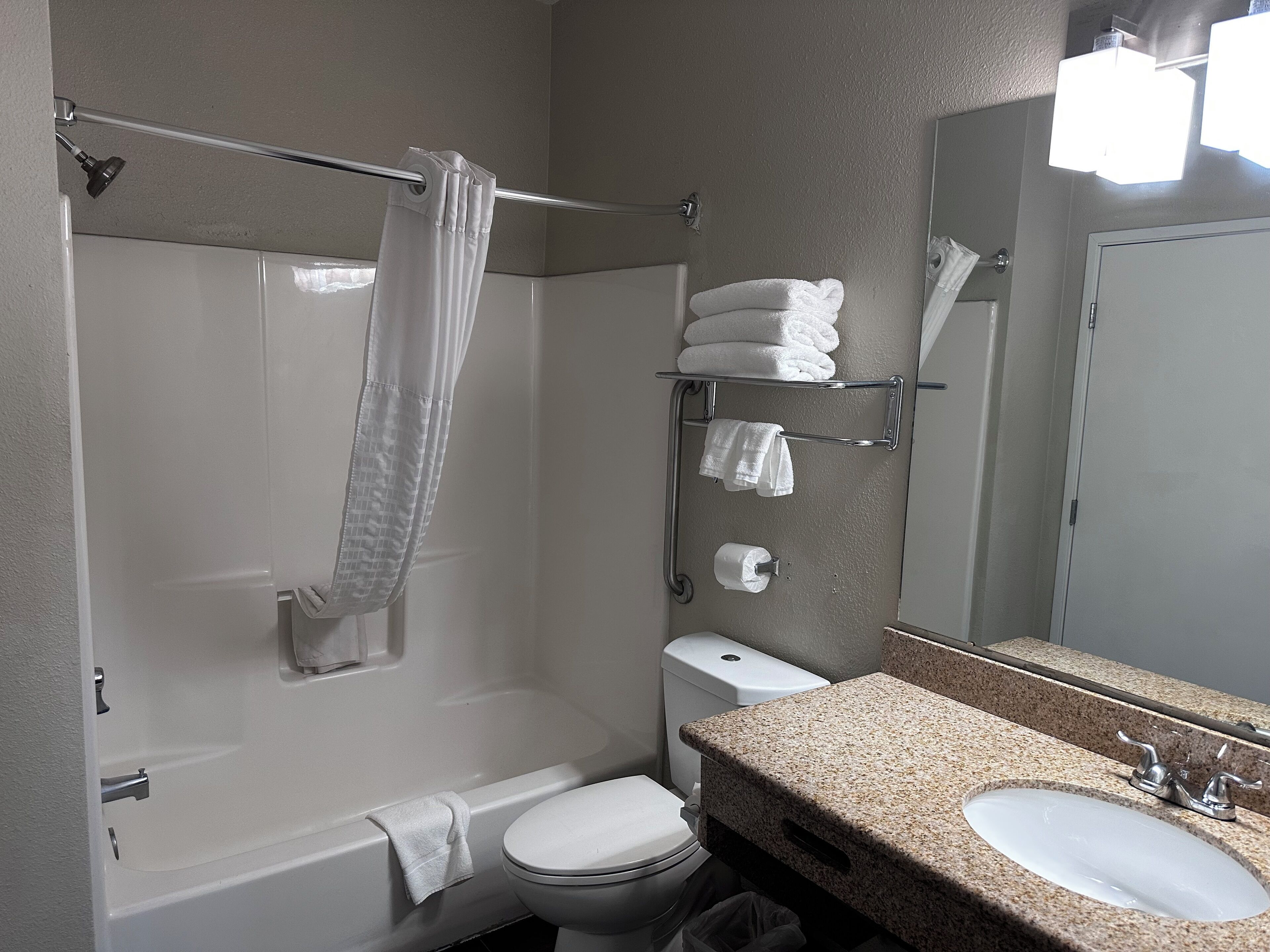 Combined shower/tub, free toiletries, hair dryer, towels