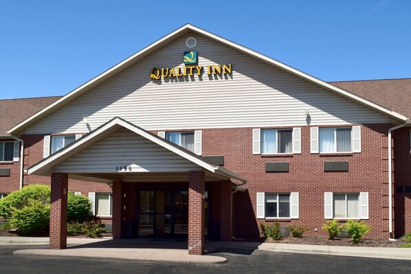 Quality Inn features a two-story brick building with a covered entrance and a flat roof.