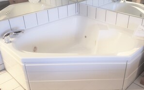 Chambre Standard, 1 très grand lit, non-fumeur, baignoire à jets | Baignoire à hydromassage