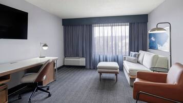 Rom, 1 kingsize-seng med sovesofa | Oppholdsområde | En 55-tommers Flatskjerm-TV med kabel-kanaler samt TV