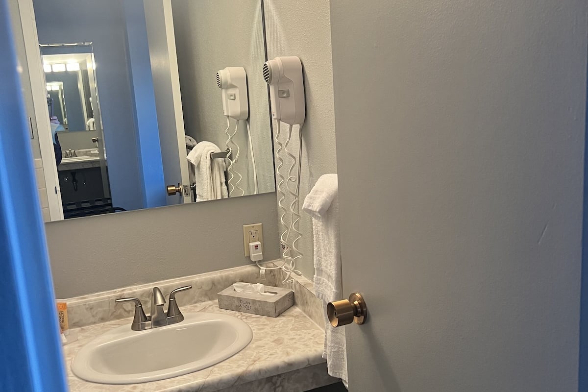 double room | bathroom | free toiletries, hair dryer, towels