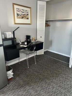 Suite Familiale, 2 grands lits | Coin séjour | Télévision à écran plat de 32 pouces avec chaînes par câble, télévision