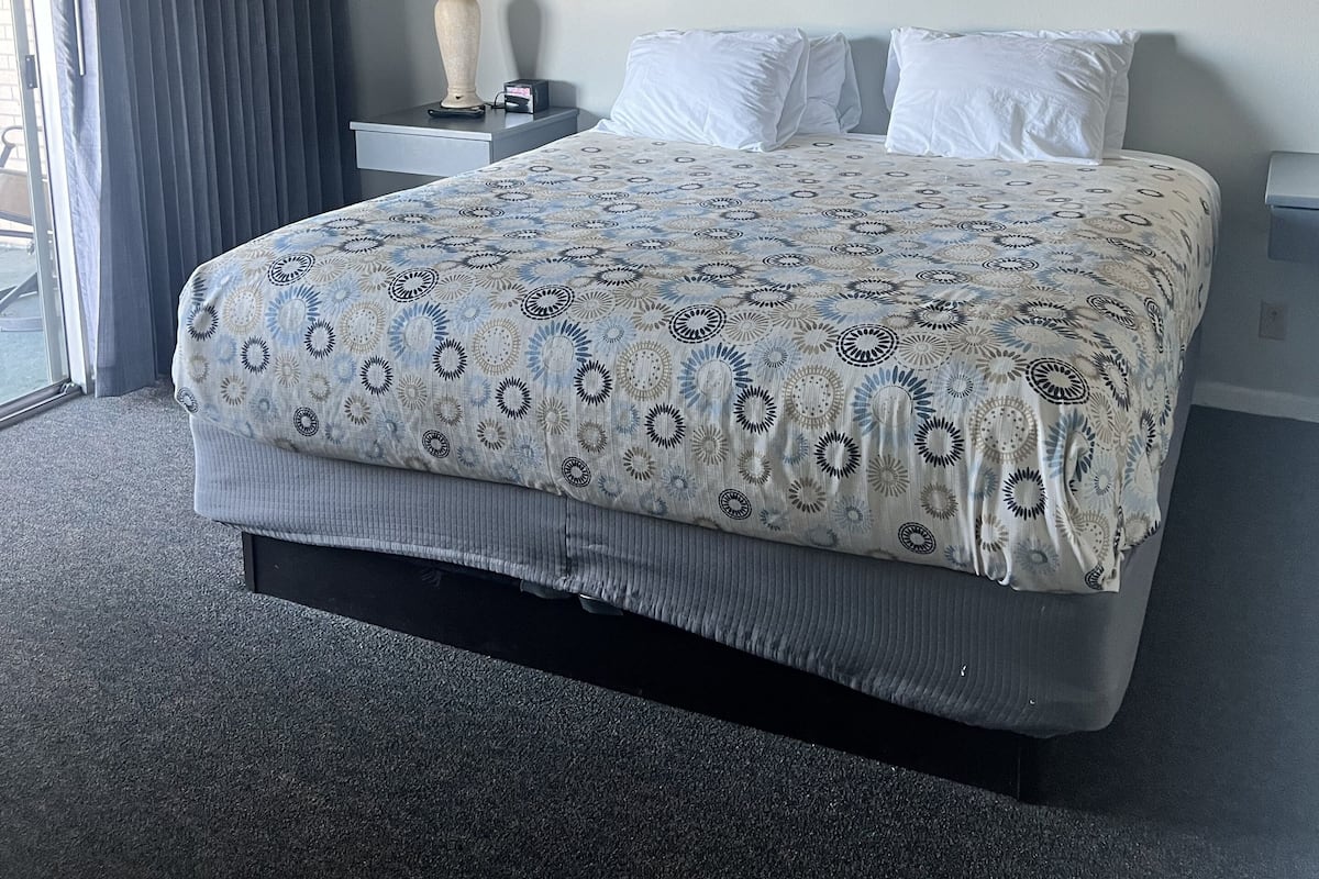 Deluxe Suite, 1 King Bed | Desk, laptop workspace, iron/ironing board, free WiFi
