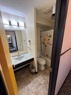 Deluxe suite, 1 kingsize bed | Een bureau, een laptopwerkplek, een strijkplank/strijkijzer, gratis wifi