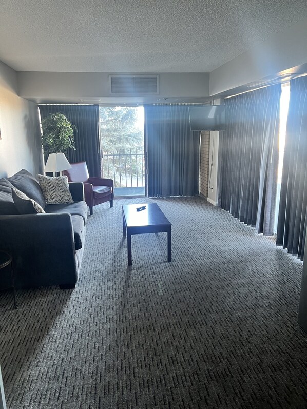 Suite Familiale, 2 grands lits | Coin séjour | Télévision à écran plat de 32 pouces avec chaînes par câble, télévision