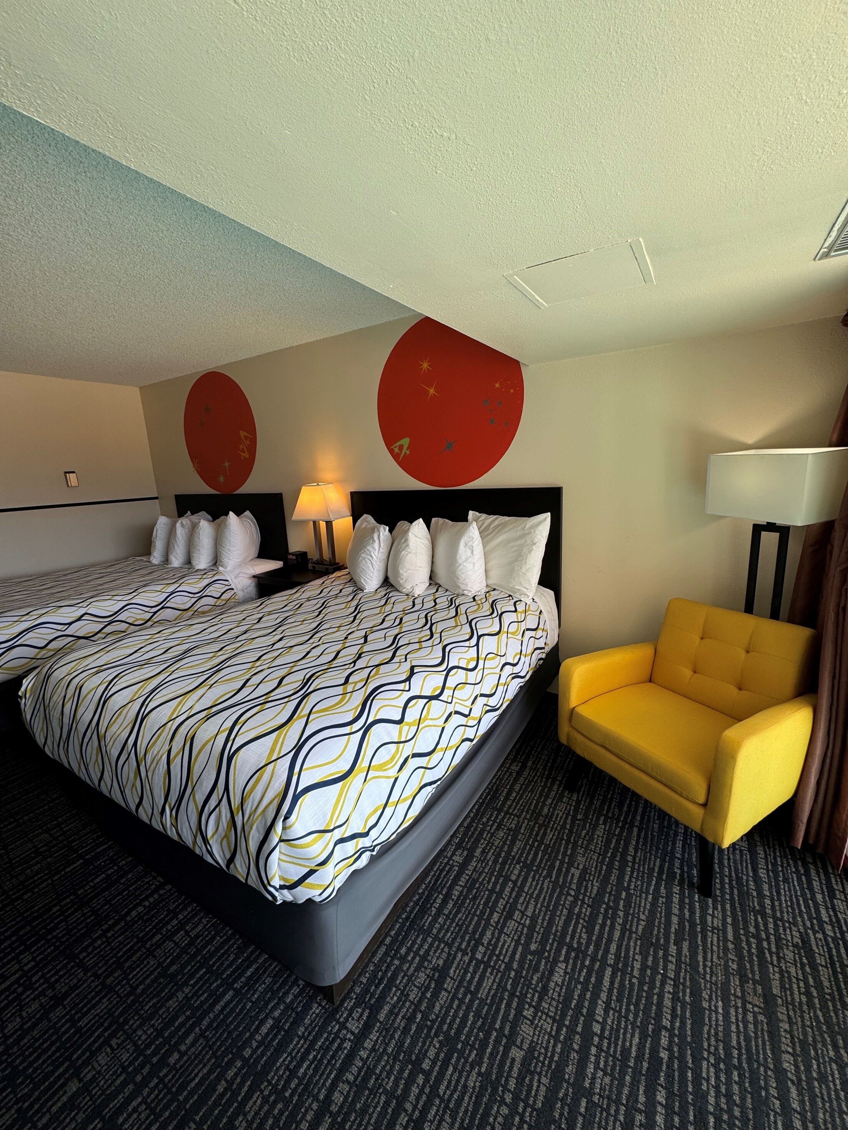 Chambre Double Supérieure, 2 grands lits, vue montagne | Bureau, espace de travail pour ordinateur portable