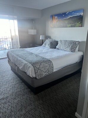 Standardrum - 1 queensize-säng - balkong | Skrivbord, arbetsyta för laptop, strykjärn/strykbräda och gratis wi-fi