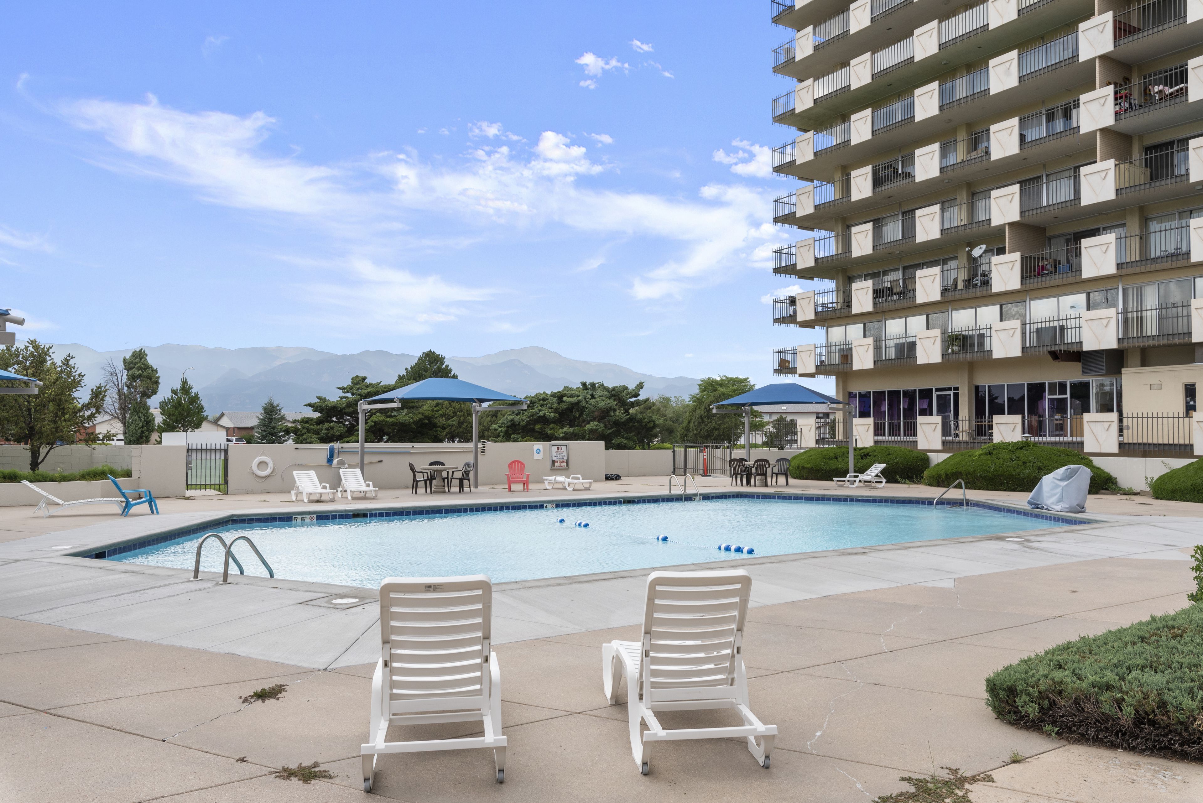 Una piscina al aire libre de temporada