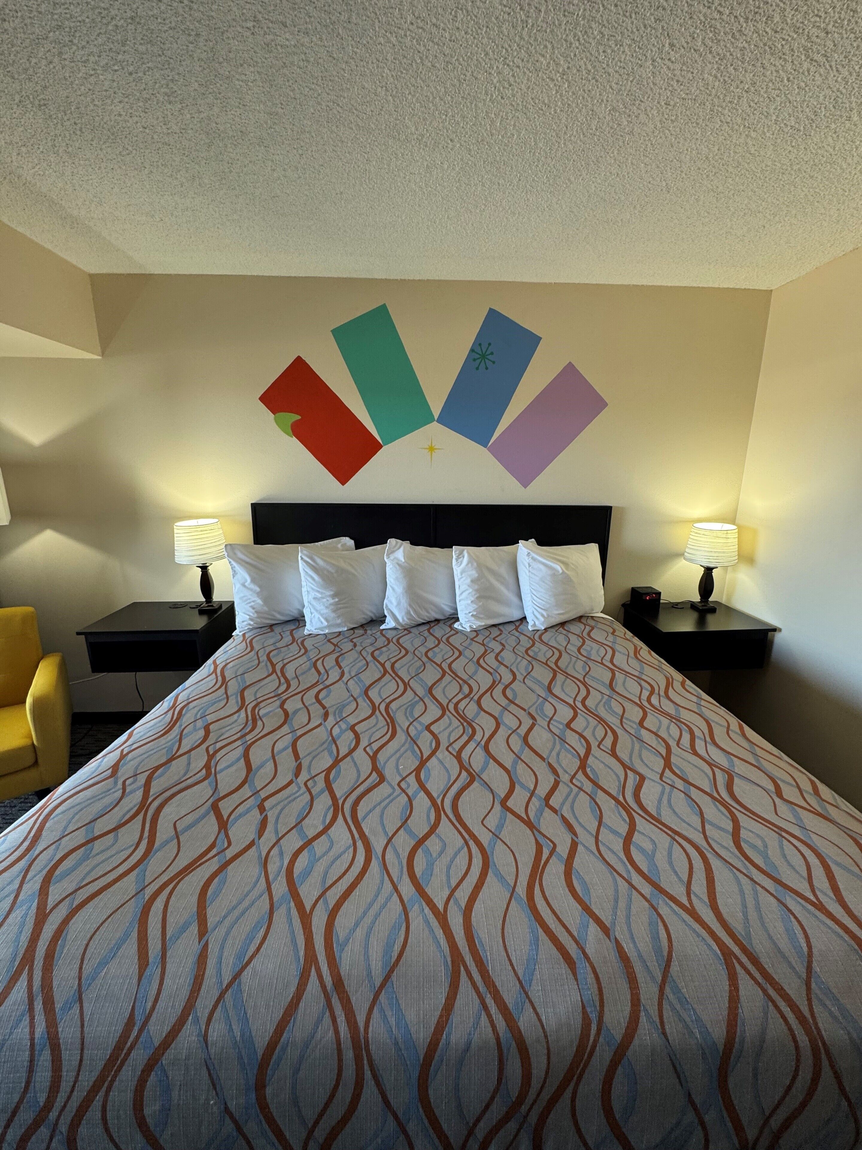 مكتب ومساحة عمل للكمبيوتر المحمول ومكواة/لوح كي وواي فاي مجانًا