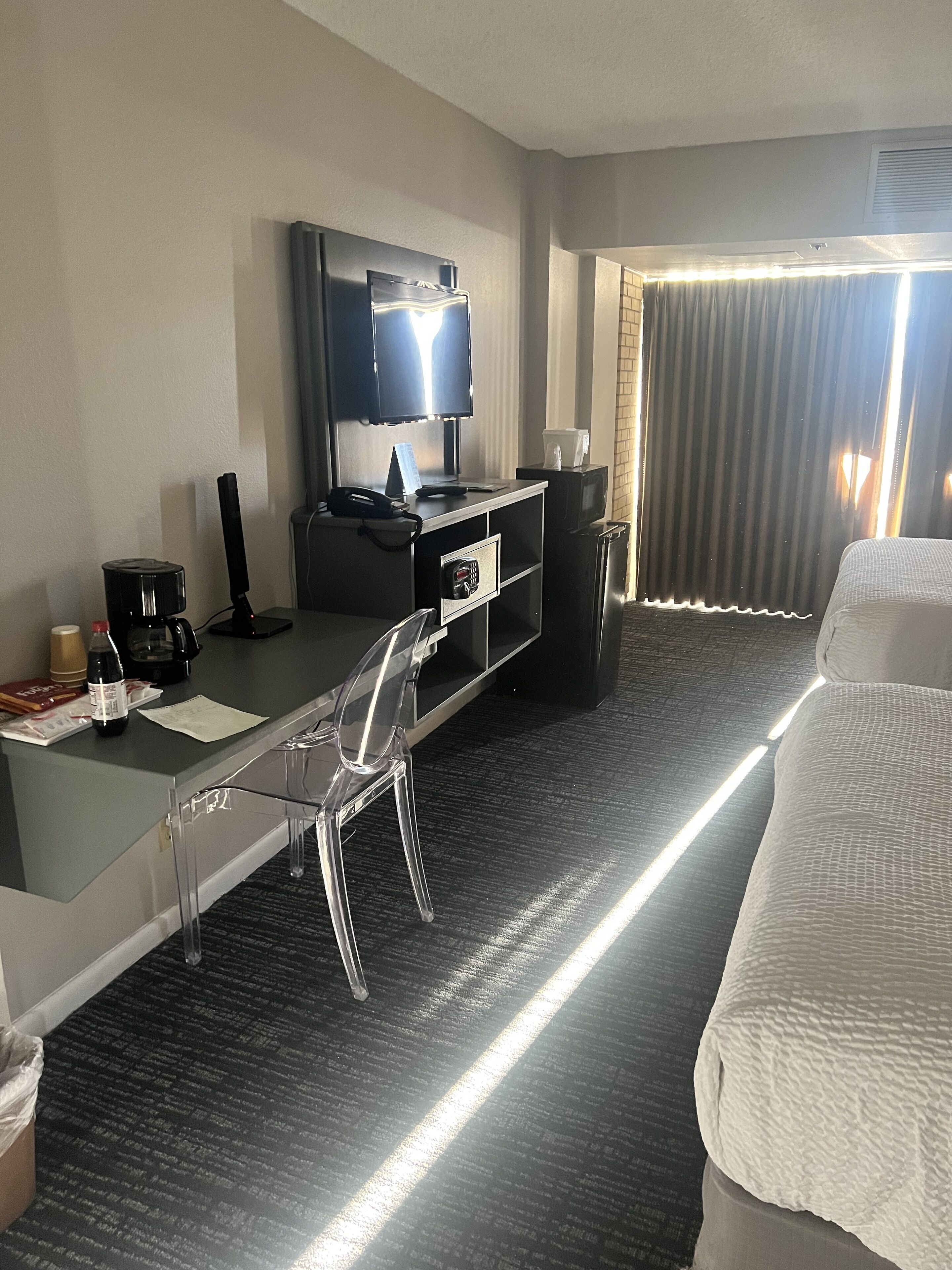 Escritorio y espacio para trabajar con laptop 