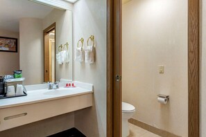 Articles de toilette gratuits, sèche-cheveux, serviettes fournies