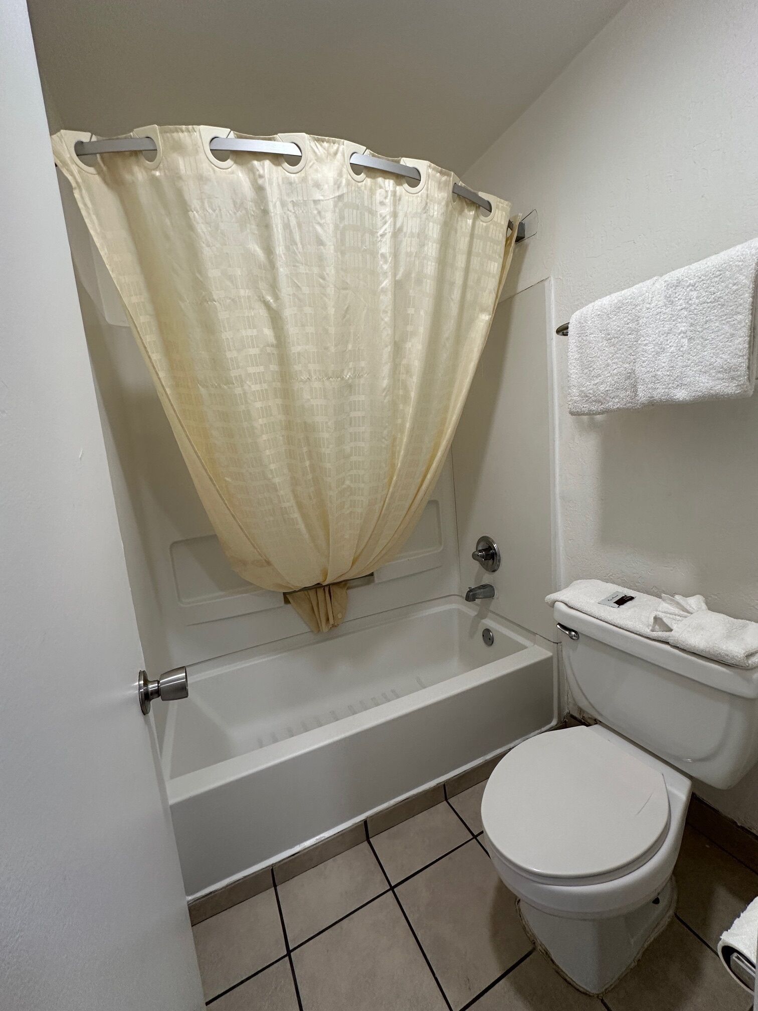 Chuveiro/banheira combinados, toalhas de banho