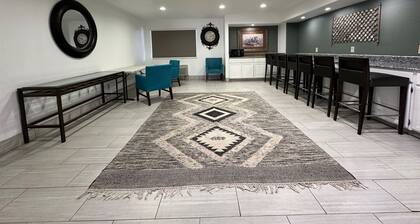 Desert Sands Inn & Suites