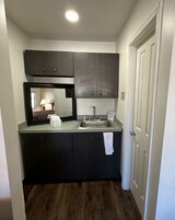 Escritorio, wifi gratis, ropa de cama y acceso para silla de ruedas