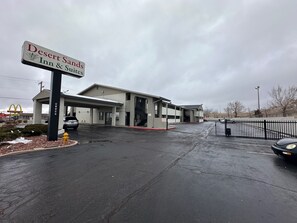Front of property - Desert Sands Inn & Suites (Albuquerque)
