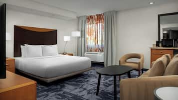 Phòng, 1 giường cỡ king và sofa giường | Két bảo mật tại phòng, bàn, khu vực làm việc phù hợp cho laptop