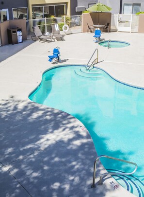 Una piscina al aire libre de temporada