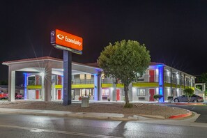 Fachada da propriedade à noite